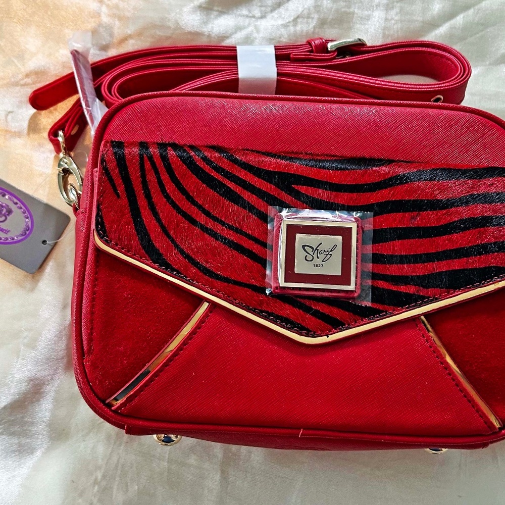 CROSSBODY, LEATHER, ANIMAL HAIR PRINT ON FLAP, RED, REMOVABLE/ADJUSTABLE BUCKLE